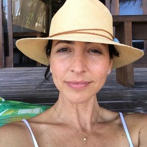 Meet your Posher, Dina